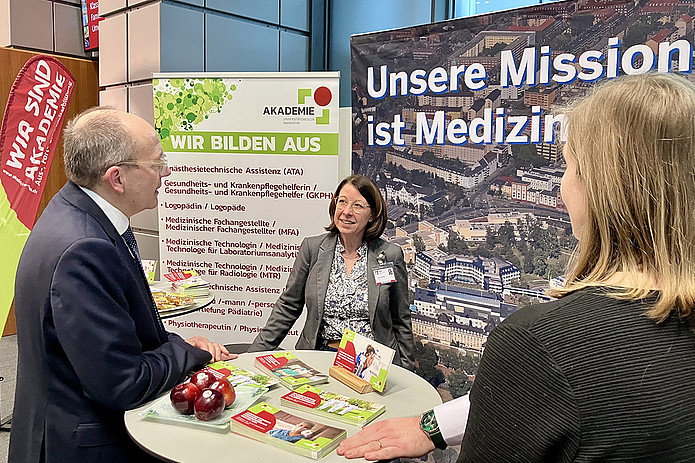 Oberbürgermeister Christian Specht erkundigt sich am Stand der Akademie