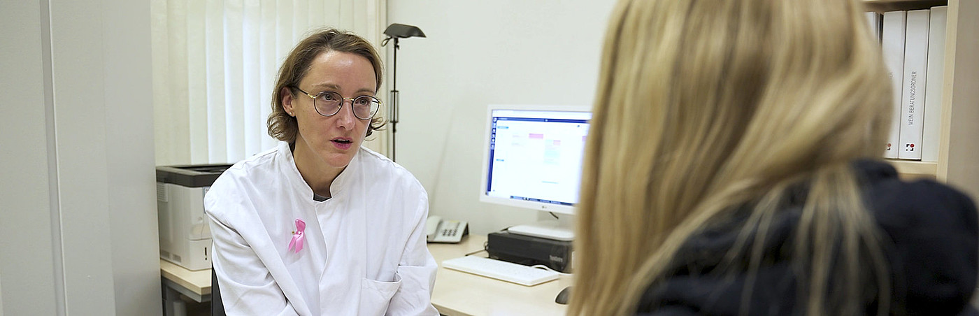 Ärztin und Patientin im Gespräch