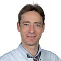 Professor Hauck in Arztkittel und Krawatte