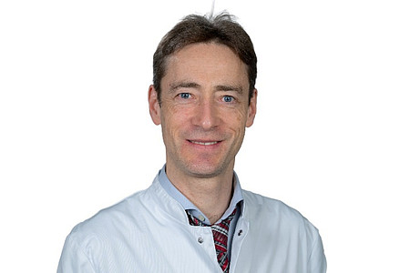 Professor Hauck in Arztkittel und Krawatte