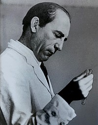 Portrait von Ernst Josef Lesser in Schwarz-Weiß