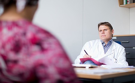 Priv. Doz. Dr. med. Mirko Otto beim Gespräch mit einer Patientin, die unter Adipositas leidet. Dr. Otto ist Leiter des Zentrums zur Behandlung der Adipositas und Diabetes.