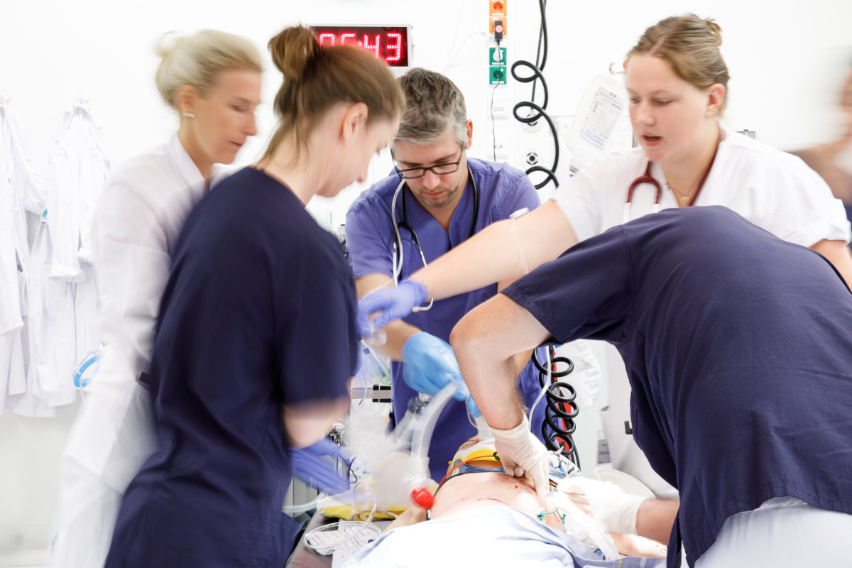 Ärzte trainieren Notfall mit Puppe im Schockraum