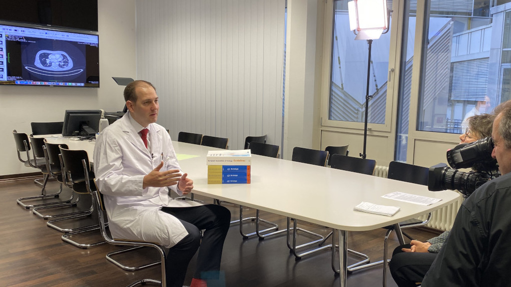 Arzt im Gespräch mit der Presse