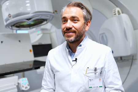 Das Bild zeigt Herrn Professor Giordano im technischen Umfeld der StrahlentherapieUmfeld 