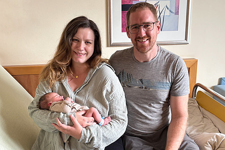 Baby Lennard mit seinen Eltern, auf dem Arm seiner Mutter, im Universitaetsklinikum Mannheim
