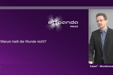 Mann im Anzug vor lila Hintergrund mit Text 'Warum heilt die Wunde nicht?' und Logo 'expanda PRAXIS'