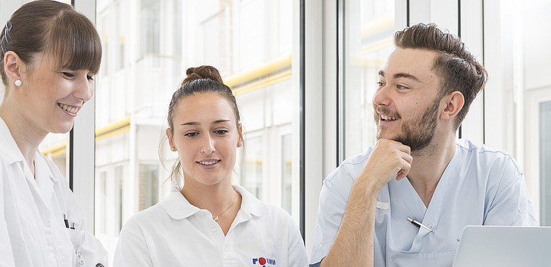 Auszubildende und Medizinstudenten auf der Mannheimer Interprofessionellen Asbildungsstation