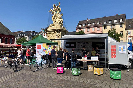 Das Foto zeigt die die Mobile Forschungseinheit, den E-Transporter, im Einsatz, auf dem Marktplatz in Mannheim